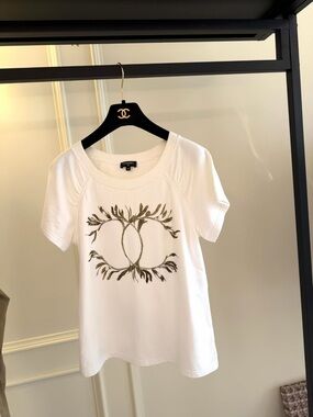 🚩steal CHANEL White Short-Sleeve Tee with Gold Leaf CC Emblem